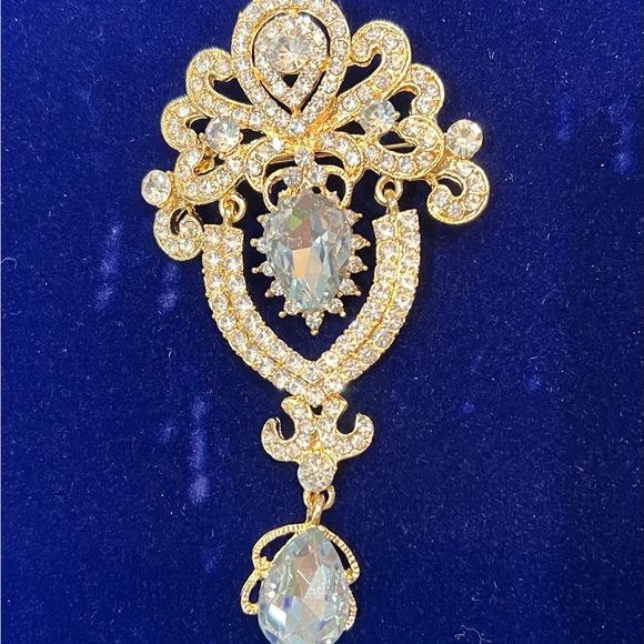 A royal brooch comprised of fleur-de-lis design goldtone and glittering crystals - Picture 3 of 5